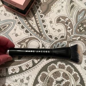 Marc Jacobs the face 2 brush